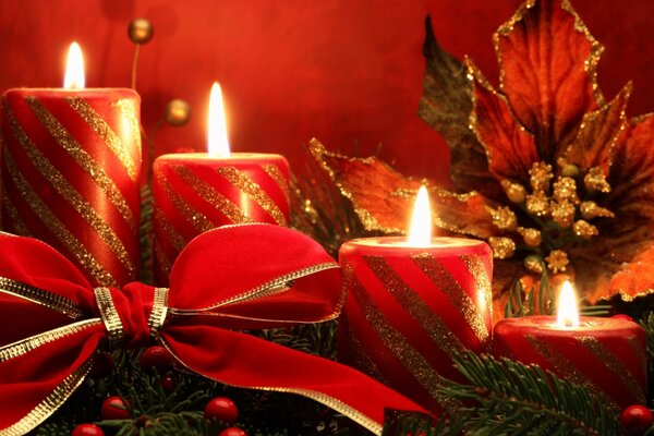 Горят рождественские свечи на красном фоне