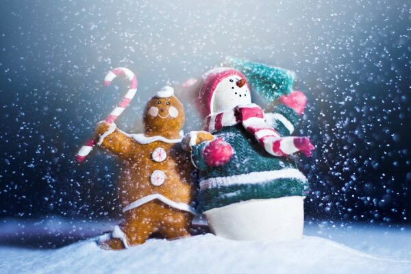 Imágenes de un nuevo año pan de jengibre y muñeco de nieve