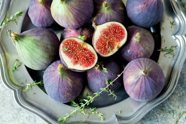 A tray with ripe delicious figs