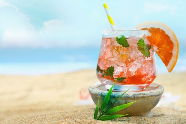 Boisson tropicale sur la plage au bord de la mer