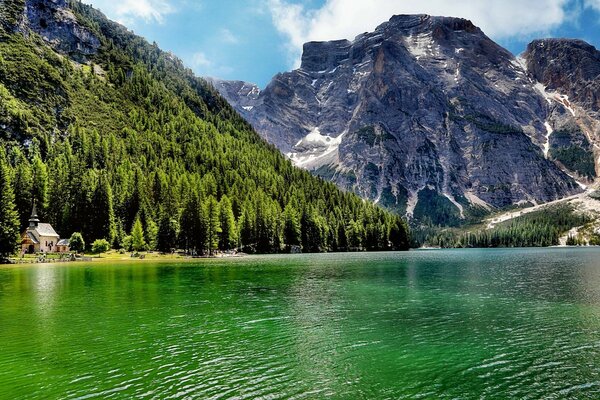 Felsige Berge in der Nähe von grünem Wasser