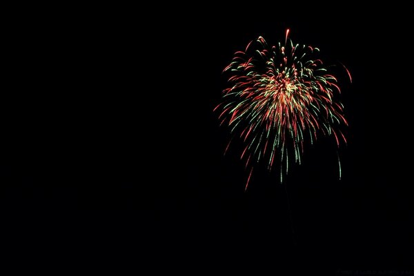 Feux d artifice dans l obscurité pour toutes les vacances