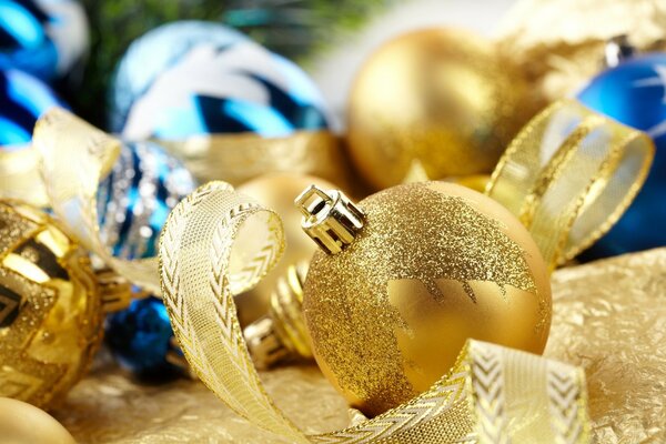 Giocattoli d oro con nastro per Natale