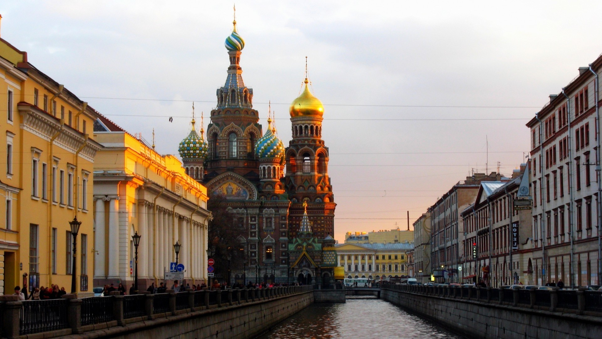 słynne miejsca architektura podróże miasto dom rzeka turystyka stary kanał niebo miasto most kościół ulica punkt orientacyjny katedra miejski historyczny słynny na zewnątrz kultura