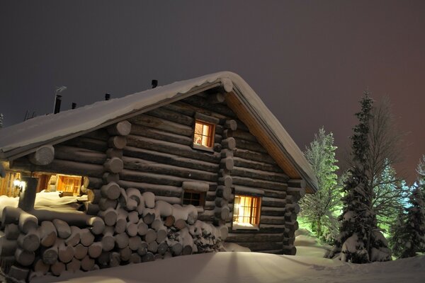 Hölzernes Landhaus im Winter unter dem Schnee