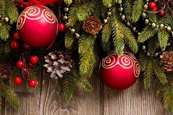 Image de Noël avec des boules rouges et des branches de Noël