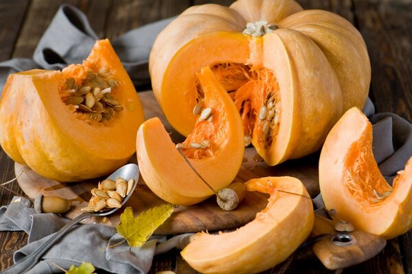 Calabaza cortada en la mesa en tela