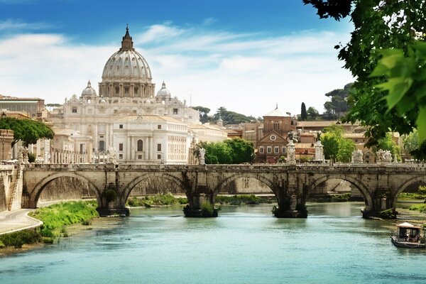 Bellissimo ponte che attraversa il fiume sullo sfondo della città