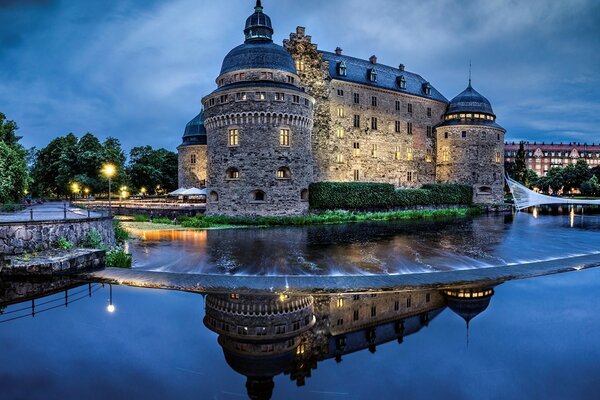 Bellissimo castello notturno vicino all acqua