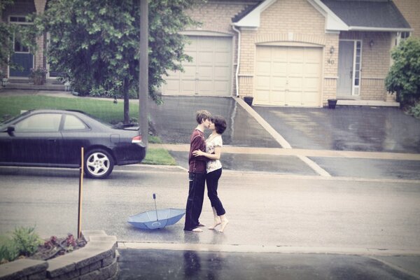 Pareja enamorada se moja bajo la lluvia