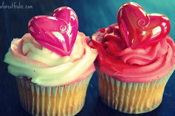 Un regalo para el día de San Valentín. Hermosos pasteles con corazones