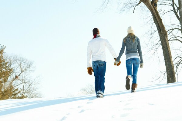 Passeggiata romantica sulla neve