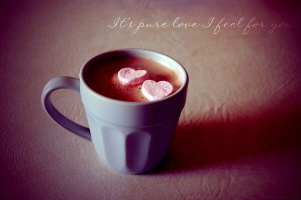 Uma caneca de café com marshmallows. Amor