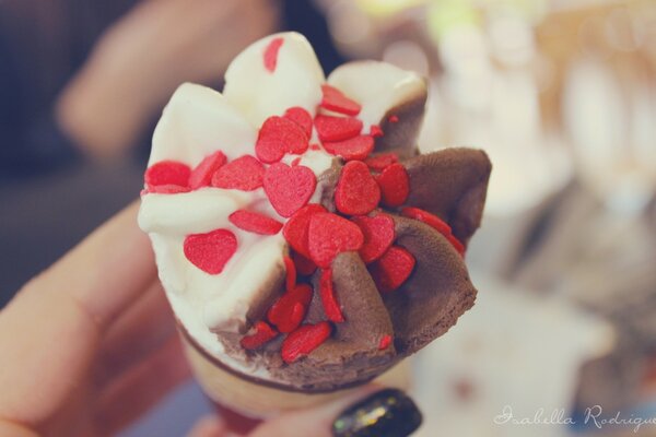 Mini pastel de chocolate con corazones rojos