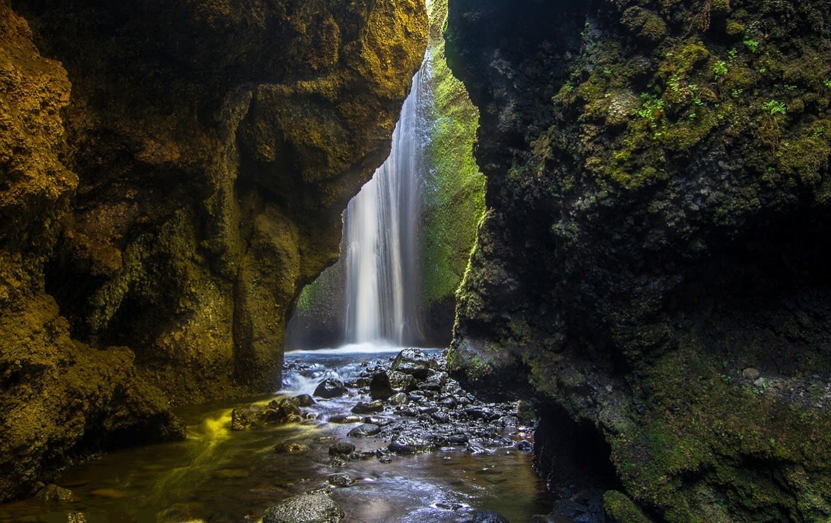 cascadas agua cascada río roca viajes al aire libre paisaje montaña cueva naturaleza corriente mojado otoño cañón movimiento luz del día cascada escénico madera