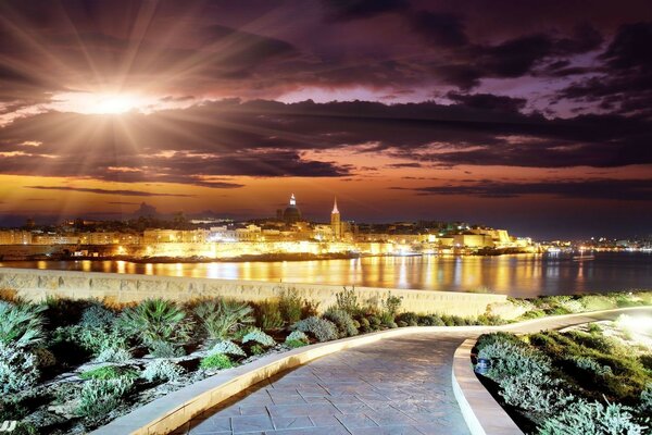 Cidade noturna à beira-mar