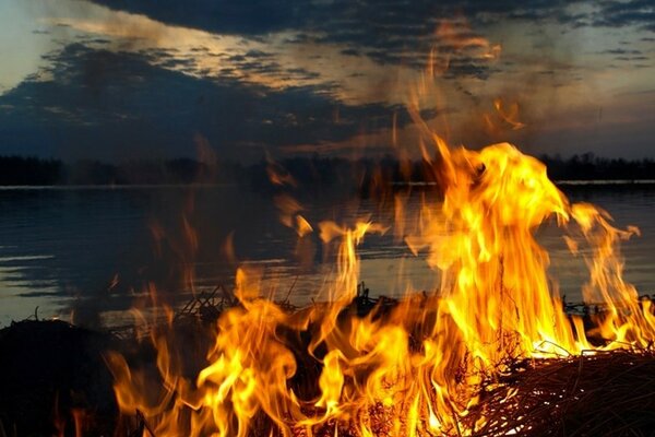 Das Feuer der Liebe im Sonnenuntergang