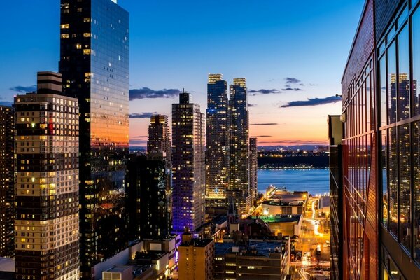 Vue sur les gratte-ciel avec coucher de soleil. beau centre-ville