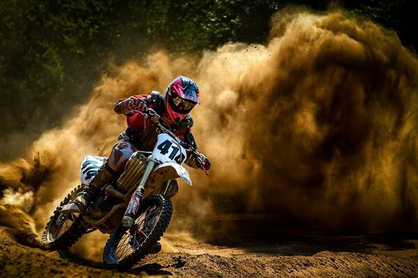 Motociclista guida a tutta velocità