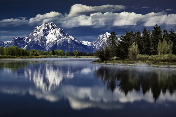 Lac et montagnes enneigées