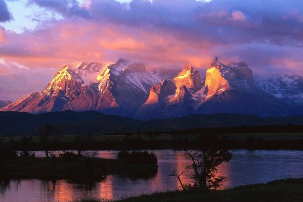 Montañas nevadas en el sol naciente