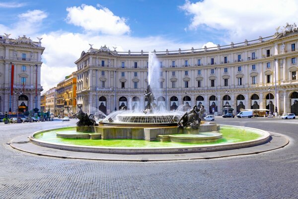 Bella fontana vicino all edificio