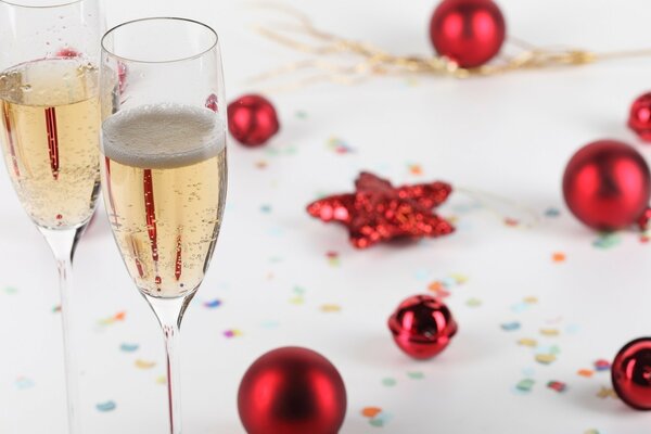 Жаңа жылдық мерекеге арналған шампан және шырша ойыншықтары