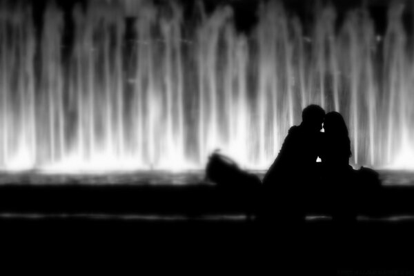 A date at the fountain. Evening of love