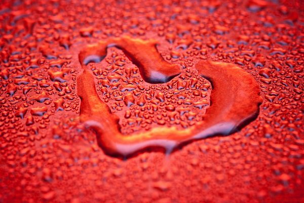 Escritorio borroso corazón de gotas de agua