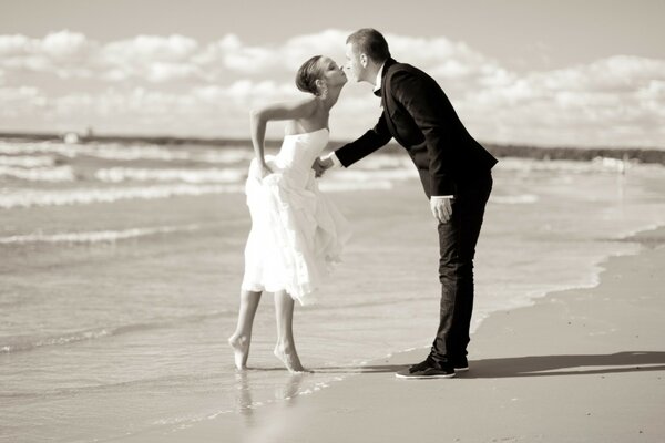 A kiss on the shore of the warm sea