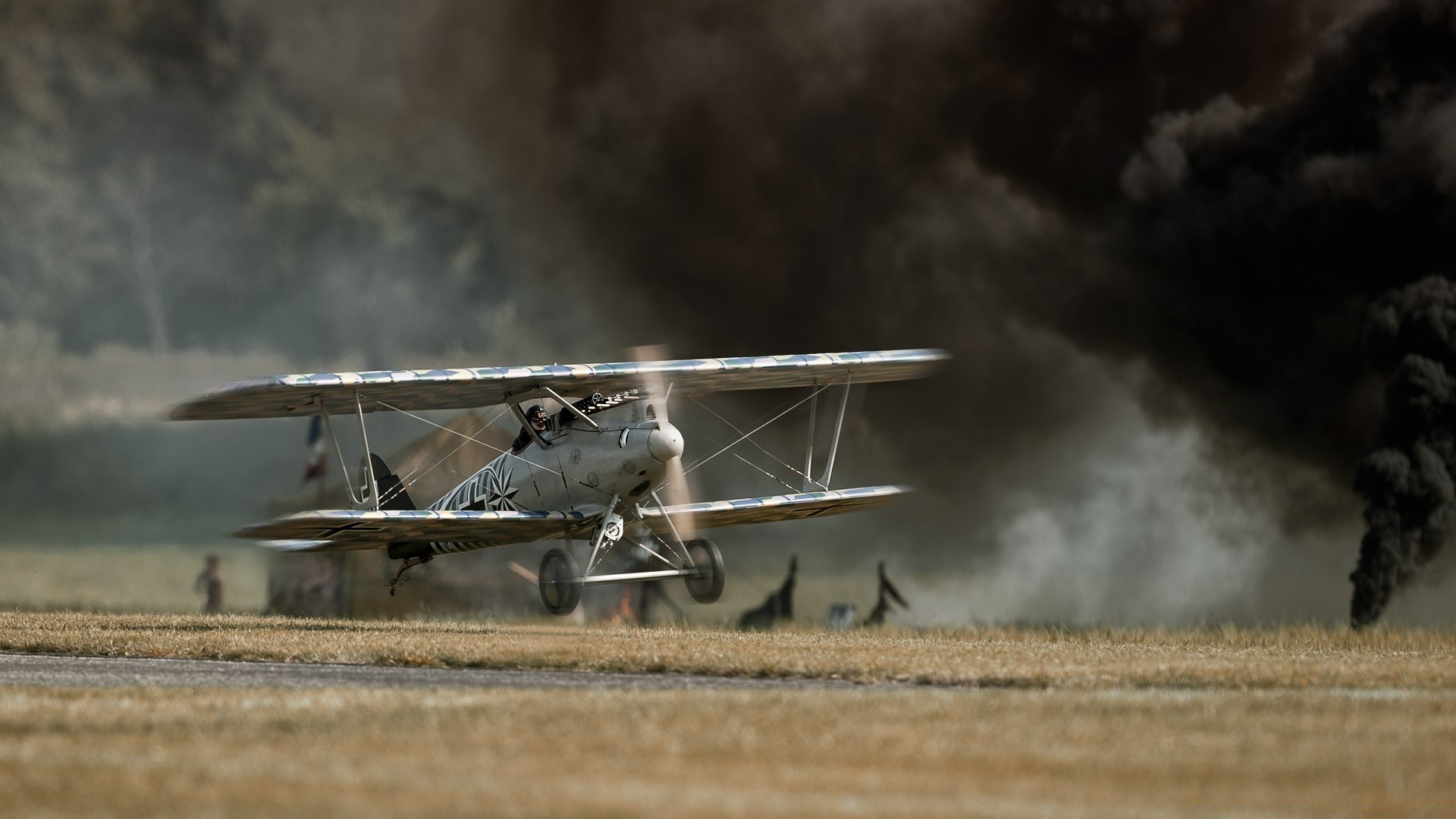 aviação avião avião militar voo aeroporto carro sistema de transporte helicóptero fumaça guerra ar voar armas asa exército hélice avião vista lateral bombardeiro