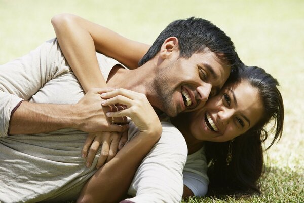 Pareja enamorada, relaja al aire libre