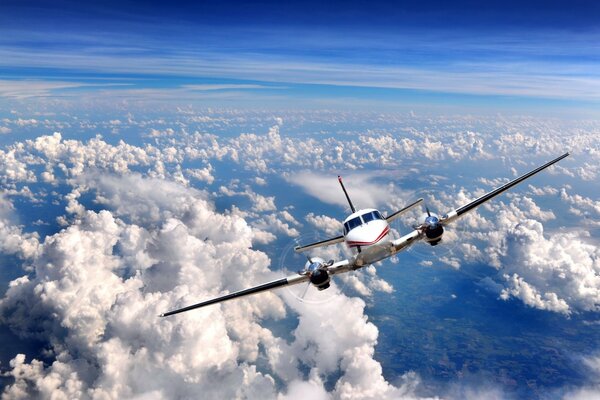 Voo de avião em céu aberto