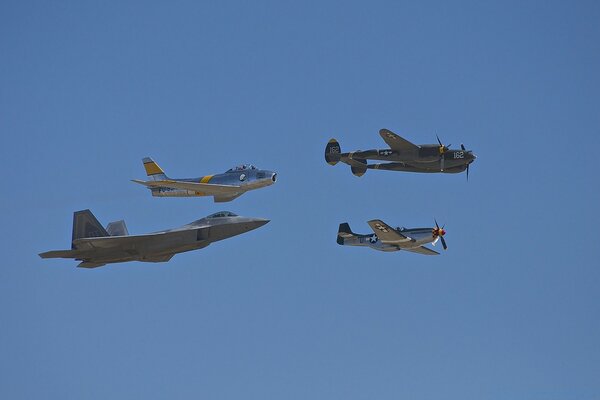 Modelos de aviones militares en el cielo