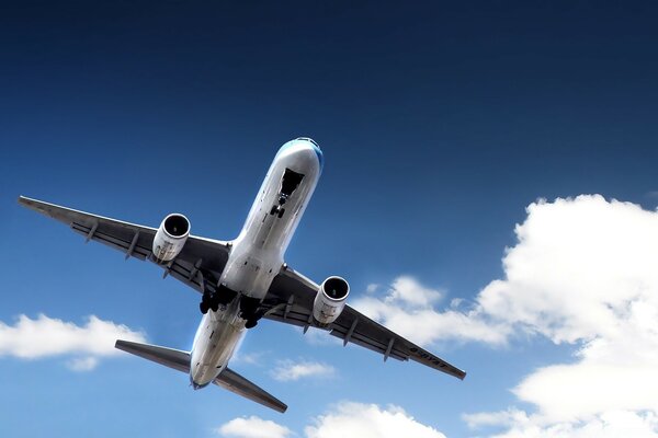 Avion, ciel bleu et nuages blancs