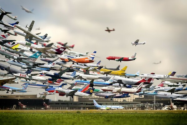 Viele Flugzeuge starten gleichzeitig ab