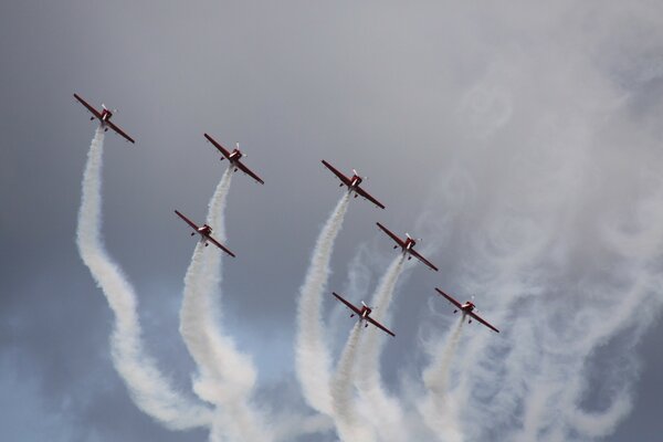 Aviones militares realizan acrobacias aéreas en el cielo