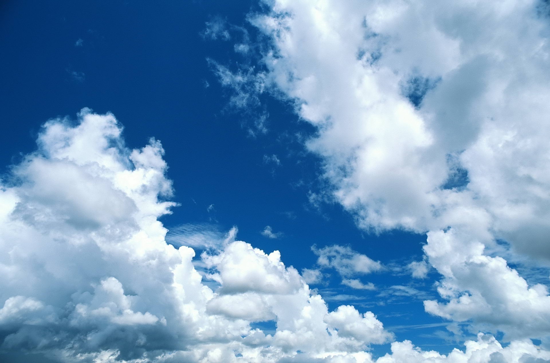 Beautiful clouds in the blue sky - Phone wallpapers
