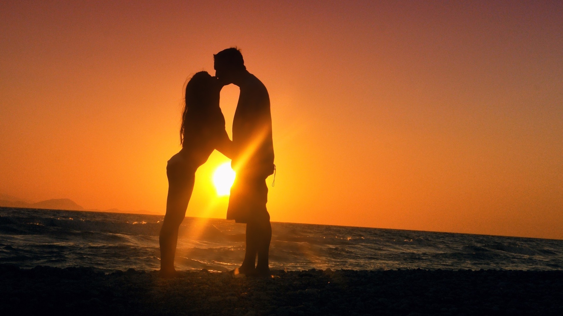 couple d amoureux coucher de soleil aube soleil plage crépuscule eau soir mer rétro-éclairé océan ciel