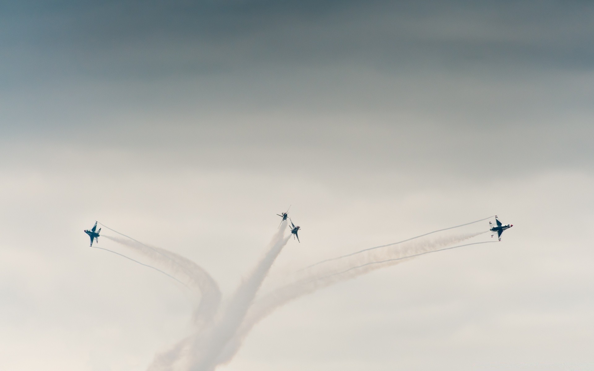 aviazione aereo aereo volo cielo aereo volare aria uccello vento ala viaggi aeroporto azione precisione militare movimento fumo luce del giorno