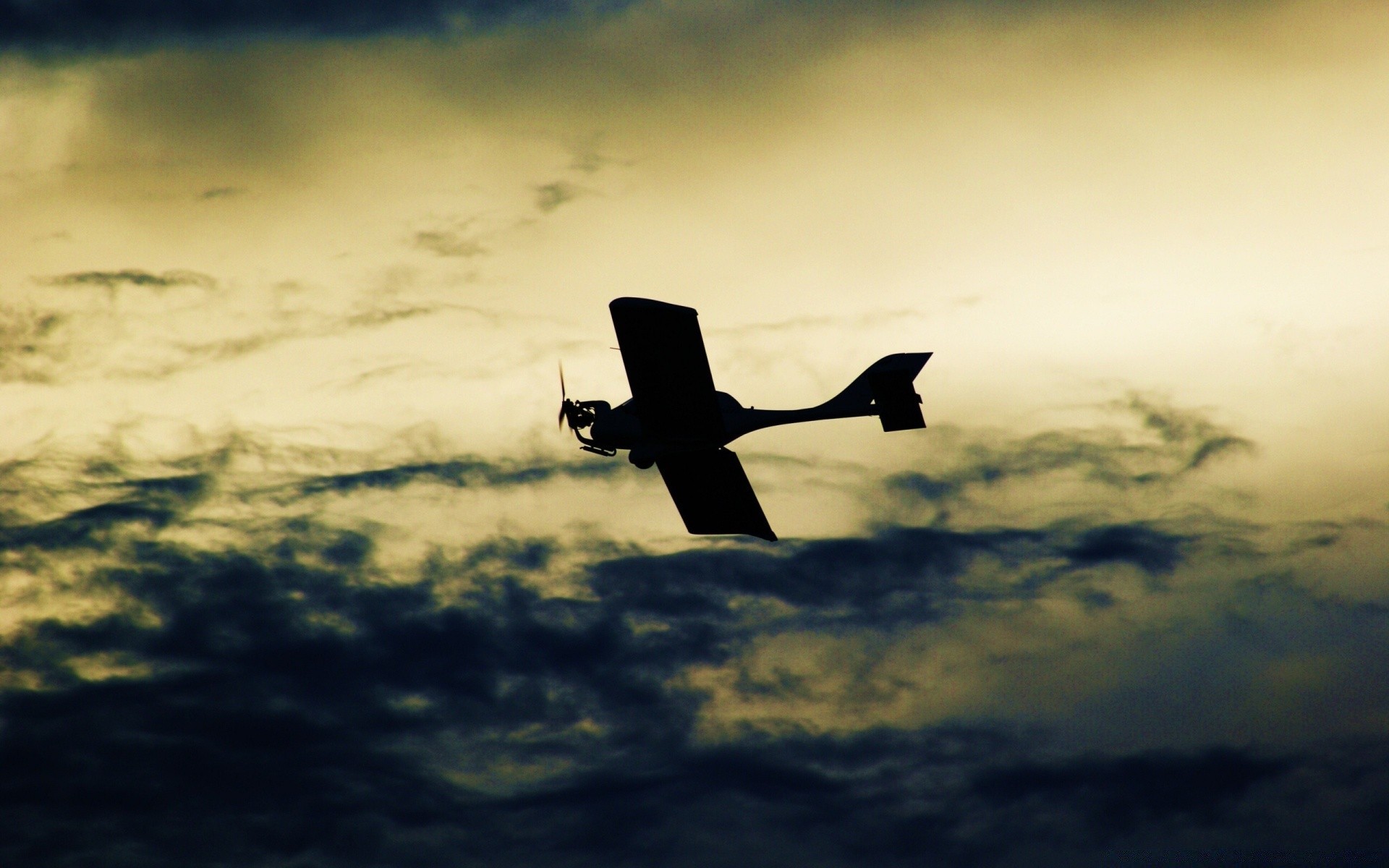 aviation avion avion coucher de soleil ciel vol silhouette militaire soir aube rétro-éclairé voler crépuscule voiture voyage aéroport système de transport avion aile