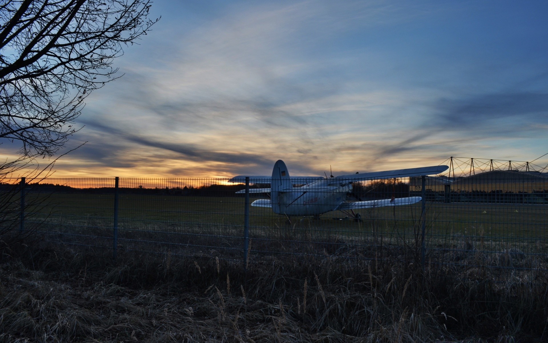 aviation coucher de soleil paysage ciel aube tempête météo lumière abandonné soir soleil voyage nature herbe clôture champ crépuscule ferme arbre nuage