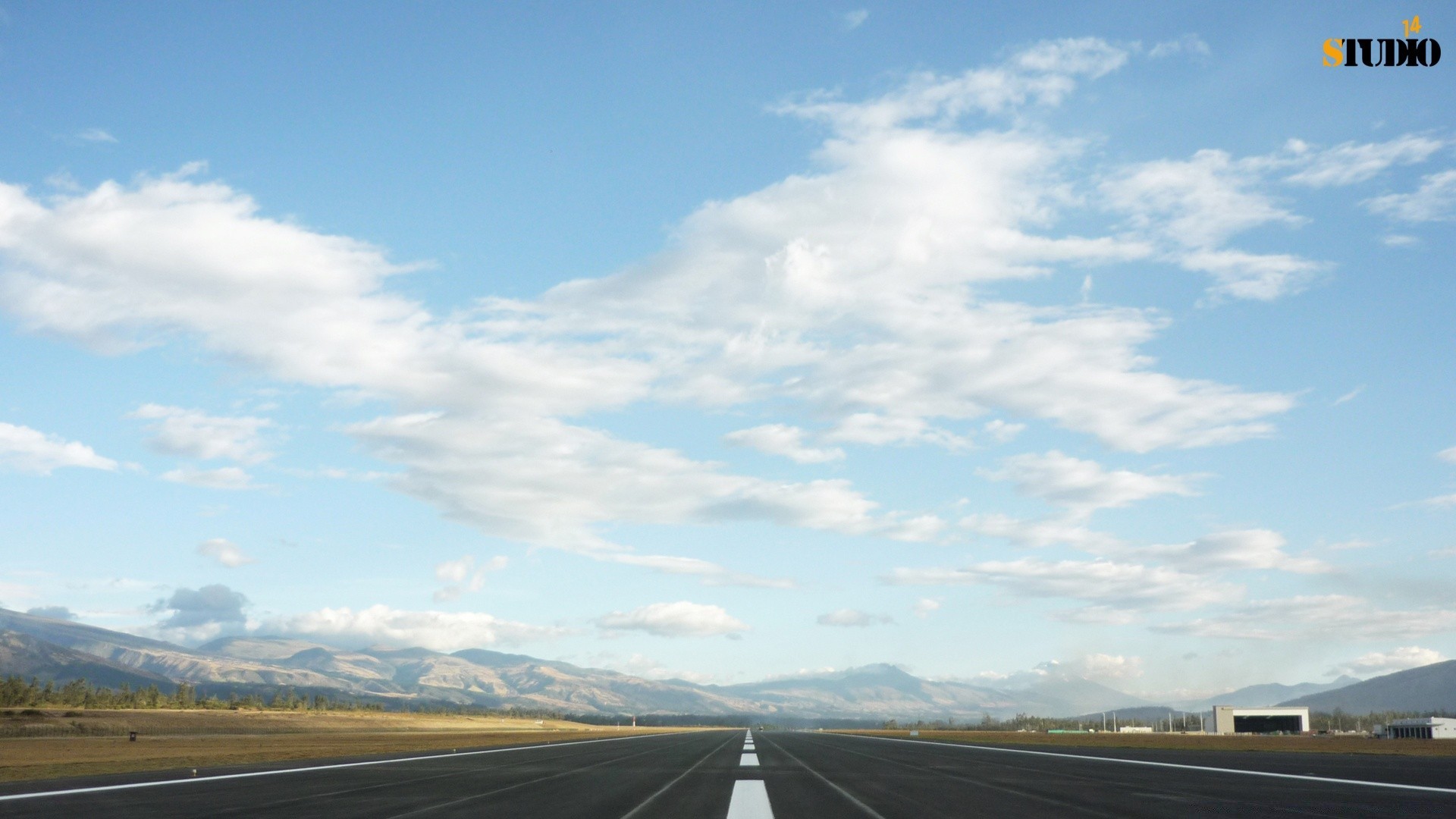 aviación carretera cielo asfalto viajes sistema de transporte paisaje carretera al aire libre naturaleza luz del día vacío recta tráfico horizonte rápido punto de fuga campo verano