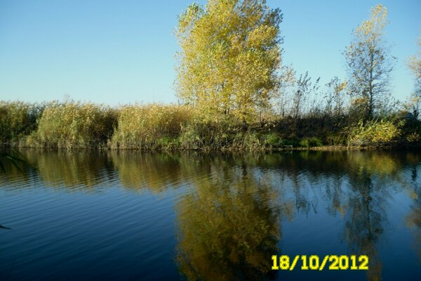 Paisaje de otoño temprano en la mañana en el lago