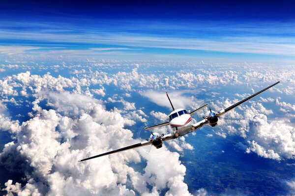 Das startende Flugzeug fliegt in den Wind