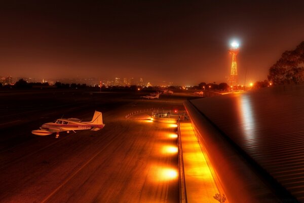 Aeródromo nocturno y aviones dormidos hasta la mañana