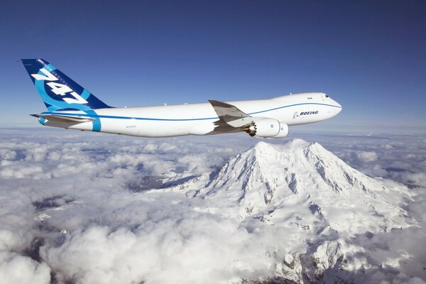 Avión volando una montaña Nevada