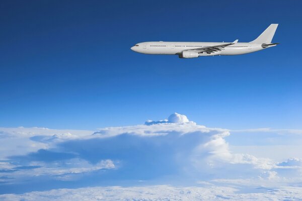 Avião branco voa sobre as nuvens