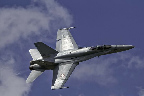 Vol d un avion militaire dans les nuages