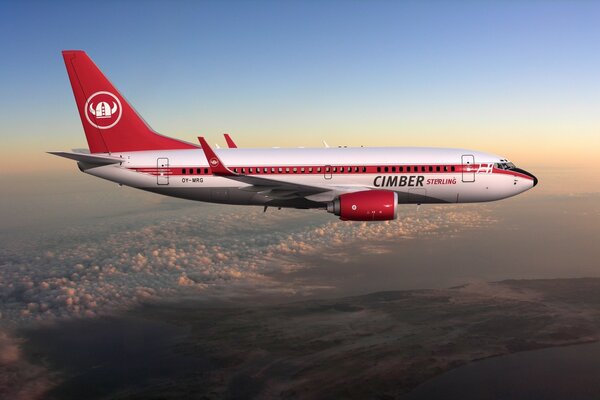 Fliegen in einem Flugzeug bei strahlendem Sonnenschein über den Wolken